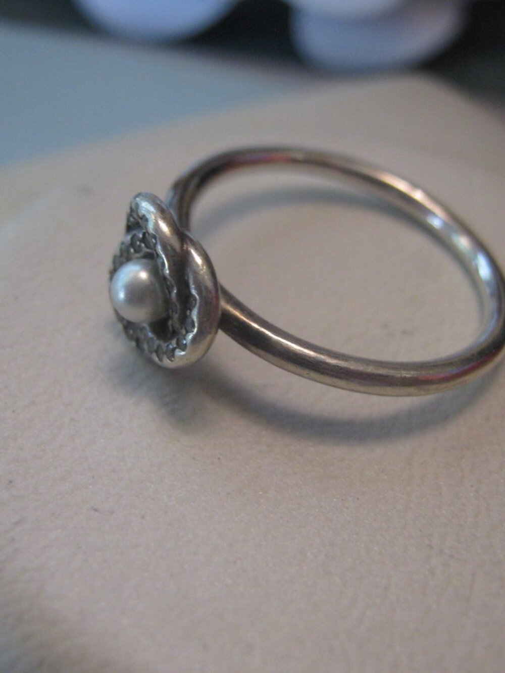 Authentic PANDORA Knot with Pearl Ring - Size 52 (6) - 50$ - Picture 2 of 3